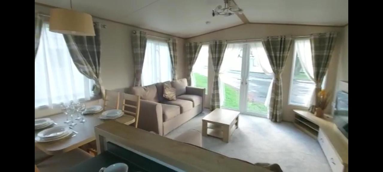 The Lock Castle Gate Carmarthen Bay Parkdean Resort Ferryside Esterno foto