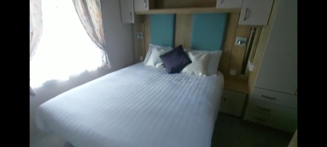 The Lock Castle Gate Carmarthen Bay Parkdean Resort Ferryside Esterno foto